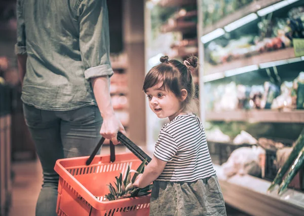 Mãe Filha Estão Comprando Supermercado Conceito Relações Familiares Alimentação Saudável — Fotografia de Stock