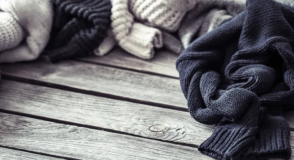 Örme kazak üzerine ahşap arka plan, metin için yer