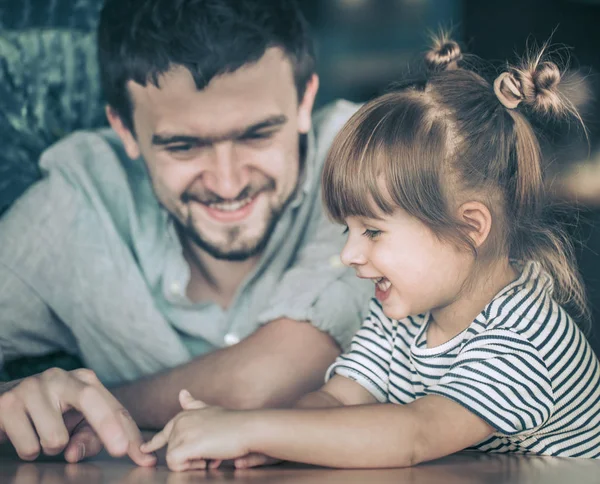 Papá Juega Con Hija Pequeña Una Mesa Café Celebrando Día —  Fotos de Stock