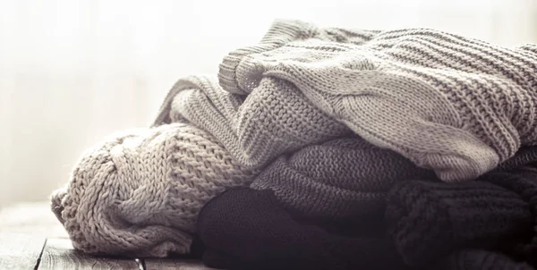 Örme kazak üzerine ahşap arka plan, metin için yer