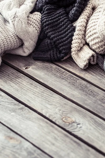 Örme kazak üzerine ahşap arka plan, metin için yer