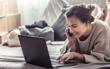 Kıza evde bilgisayar, evde, iş eğitim kavramı