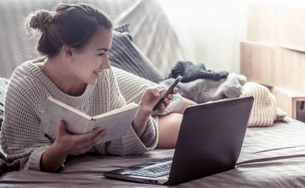 Kıza evde bilgisayar, evde, iş eğitim kavramı