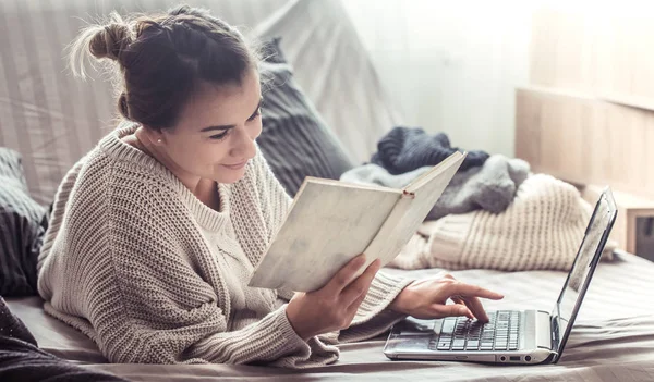 Kıza evde bilgisayar, evde, iş eğitim kavramı