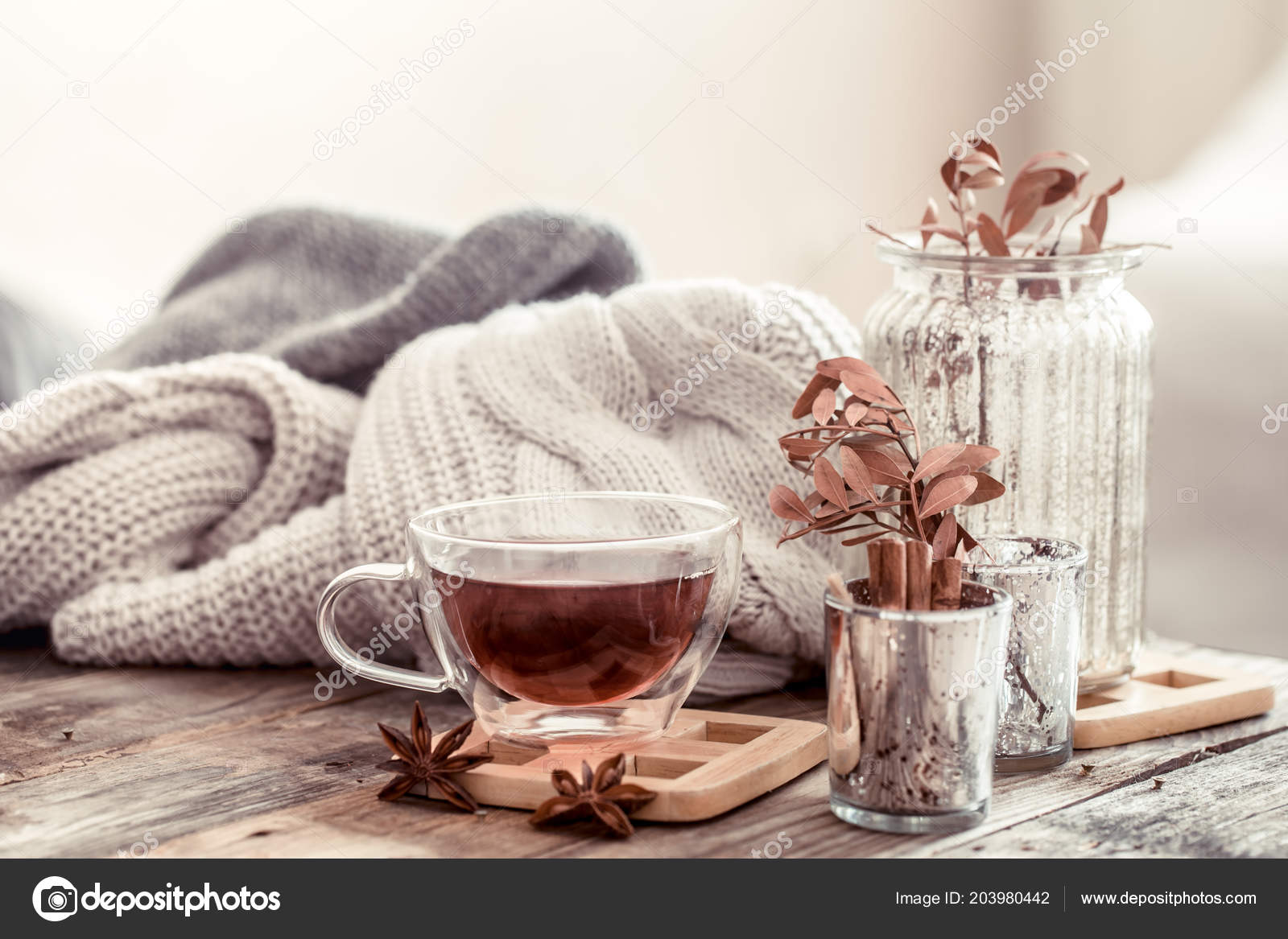 Eine Tasse Tee Auf Einem Holztisch Das Konzept Des Herbstes