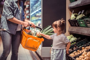 Aile ilişkileri ve sağlıklı beslenme kavramı süpermarkette alışveriş anne ve kızı