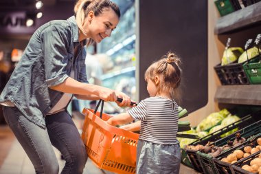 Aile ilişkileri ve sağlıklı beslenme kavramı süpermarkette alışveriş anne ve kızı
