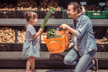 Aile ilişkileri ve sağlıklı beslenme kavramı süpermarkette alışveriş anne ve kızı