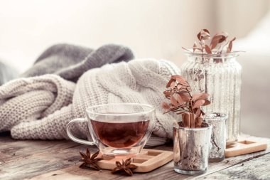 bir fincan çay ahşap bir masa, sonbahar ve ev konfor kavramını