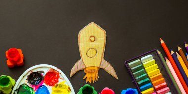 Okula dönüş, okul eğitim ve okul hayatı kavramı, siyah bir arka plan sağlar.