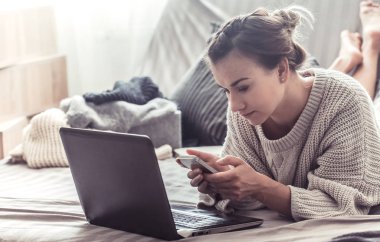 Kıza evde bilgisayar, evde, iş eğitim kavramı