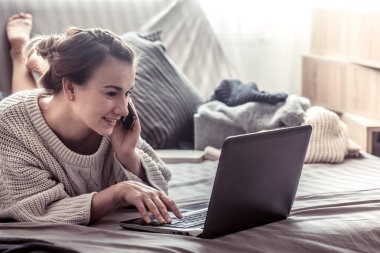 Kıza evde bilgisayar, evde, iş eğitim kavramı