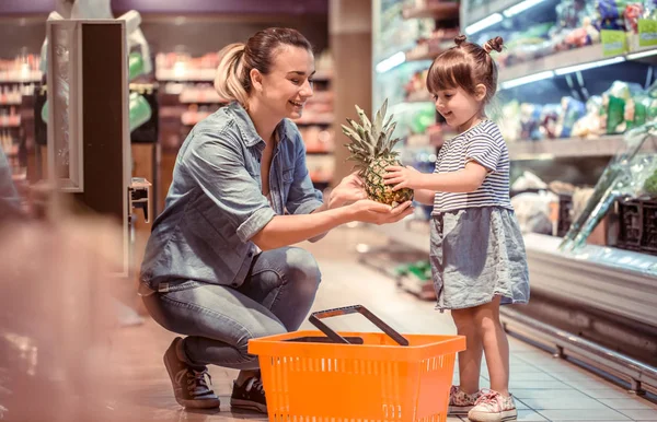 Mom Daughter Shopping Supermarket Concept Family Relationships Healthy Eating — Stock Photo, Image