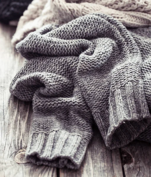 Örme kazak üzerine ahşap arka plan, metin için yer