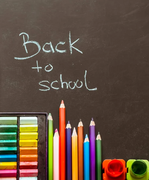 Okula dönüş, okul eğitim ve okul hayatı kavramı, siyah bir arka plan sağlar.