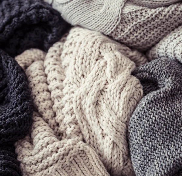 Örme kazak üzerine ahşap arka plan, metin için yer