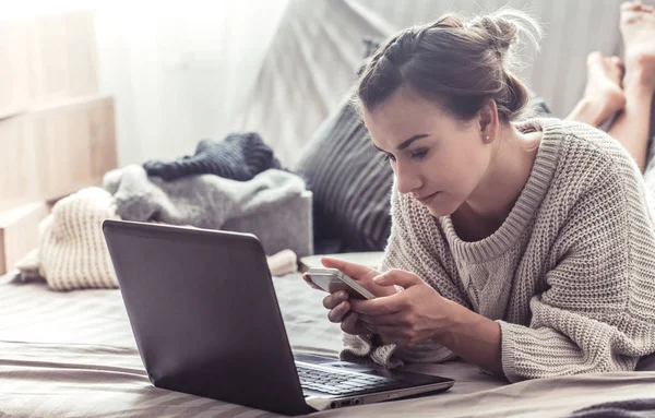 Kıza evde bilgisayar, evde, iş eğitim kavramı