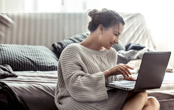 Kıza evde bilgisayar, evde, iş eğitim kavramı