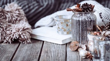 vazo ahşap arka plan üzerinde oturma odasında iç bir kitapla hipster sonbahar kompozisyon