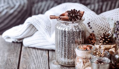 vazo ahşap arka plan üzerinde oturma odasında iç hipster sonbahar kompozisyon