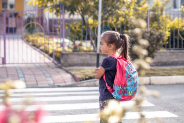 Git çocukları bir sırt çantası ile mutlu bir öğrenci okula yolun bir çocuk, metin için bir yer ile eğitim kavramı haçlar
