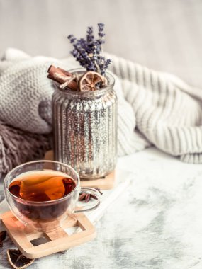 Evin, ev konfor kavramını iç tabloda çay