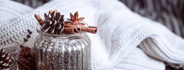 vazo ahşap arka plan üzerinde oturma odasında iç hipster sonbahar kompozisyon