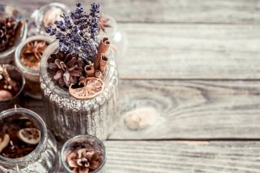 vazo ahşap arka plan üzerinde hipster sonbahar kompozisyon