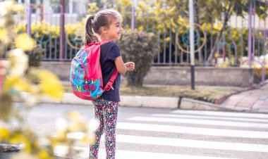 Git çocukları bir sırt çantası ile mutlu bir öğrenci okula yolun bir çocuk, metin için bir yer ile eğitim kavramı haçlar