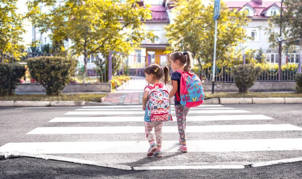 Crianças Vão Para Escola Estudantes Felizes Com Mochilas Escolares Mãos — Fotografia de Stock