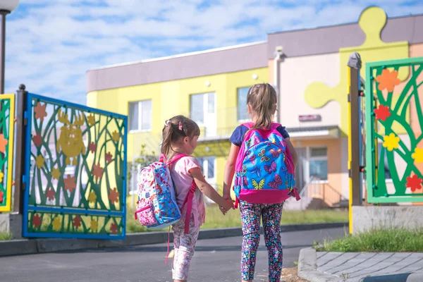 子供ランドセルと幸せな学生 学校に行くし 教育の女の子とのテキストのためのスペースの概念道路を横断 一緒に手を繋いで — ストック写真