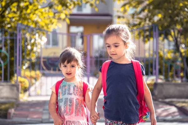 Crianças Vão Para Escola Estudantes Felizes Com Mochilas Escolares Mãos — Fotografia de Stock