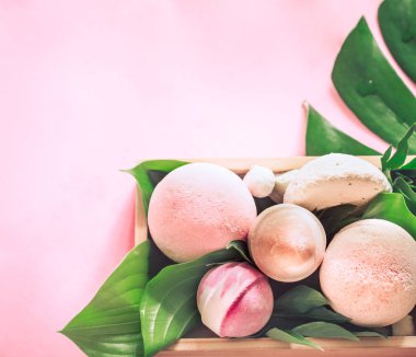 bir spa banyo natürmort tropikal gerçek yaprakları ile renkli bir arka plan üzerinde için tuz bomba