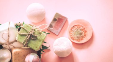 Spa kompozisyon sabun pembe bir arka plan, rahatlama ve vücut bakım kavramı tuz bombaları ile