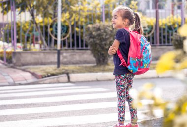 Git çocukları bir sırt çantası ile mutlu bir öğrenci okula yolun bir çocuk, metin için bir yer ile eğitim kavramı haçlar