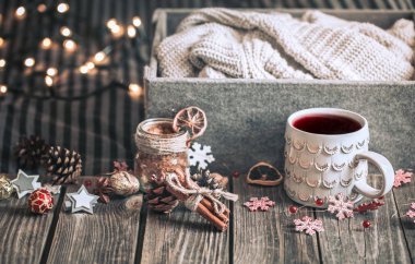 mulled şarap güzel bir fincan bir ahşap zemin, Noel dekor, tatil ve sıcak mevsim içecekler kavramı üzerine