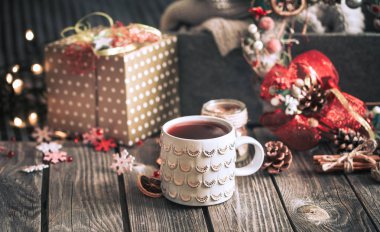 mulled şarap güzel bir fincan bir ahşap zemin, Noel dekor, tatil ve sıcak mevsim içecekler kavramı üzerine