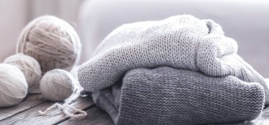 Ana sayfa Hobiler, rahat ahşap arka plan üzerinde oturma odasında bir iplik yumağı ile kazak örme