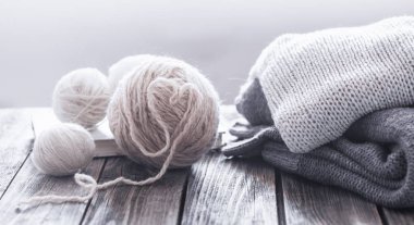 Ana sayfa Hobiler, rahat ahşap arka plan üzerinde oturma odasında bir iplik yumağı ile kazak örme