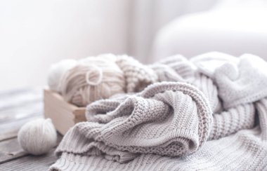 Ana sayfa Hobiler, rahat ahşap arka plan üzerinde oturma odasında bir iplik yumağı ile kazak örme