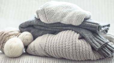 Ana sayfa Hobiler, rahat kanepe oturma odasında bir iplik yumağı ile kazak örme