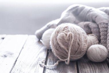 Ana sayfa Hobiler, rahat ahşap arka plan üzerinde oturma odasında bir iplik yumağı ile kazak örme