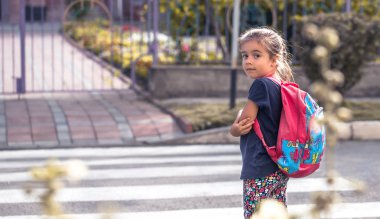 Git çocukları bir sırt çantası ile mutlu bir öğrenci okula yolun bir çocuk, metin için bir yer ile eğitim kavramı haçlar