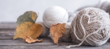 Ev yapımı hobi, örgü konuları dışarı atılmıştır kalp ve ahşap zemin, sonbahar yaprakları ile yer metin makro çekim için