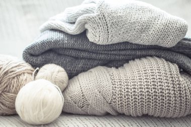 Ana sayfa Hobiler, rahat kanepe oturma odasında bir iplik yumağı ile kazak örme