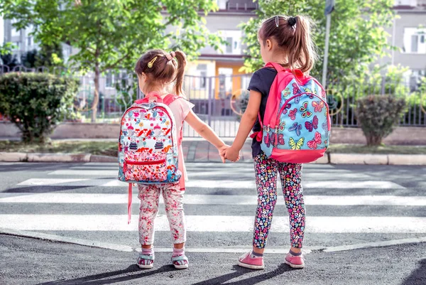 Діти Ходять Школи Щасливі Студенти Шкільними Рюкзаками Тримають Руки Разом — стокове фото