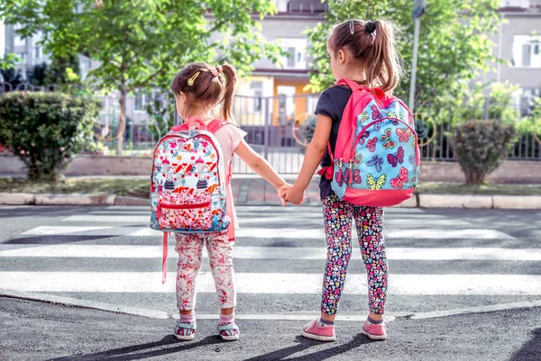 Crianças Vão Para Escola Estudantes Felizes Com Mochilas Escolares Mãos — Fotografia de Stock