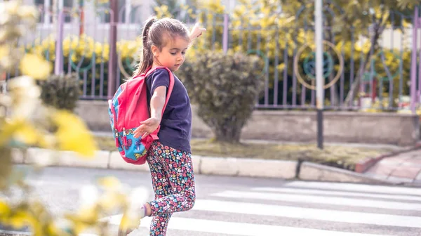 Crianças Vão Escola Estudante Feliz Com Uma Mochila Atravessa Estrada — Fotografia de Stock