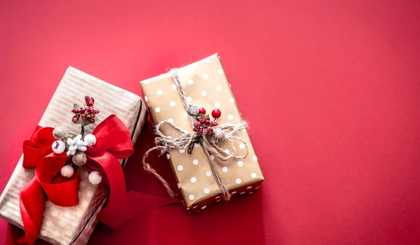 Concepto Navidad Dos Cajas Regalo Con Lazos Sobre Fondo Rojo —  Fotos de Stock