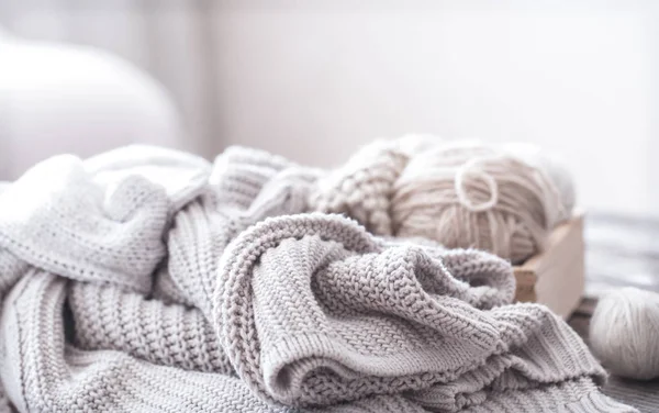 Ana sayfa Hobiler, rahat ahşap arka plan üzerinde oturma odasında bir iplik yumağı ile kazak örme